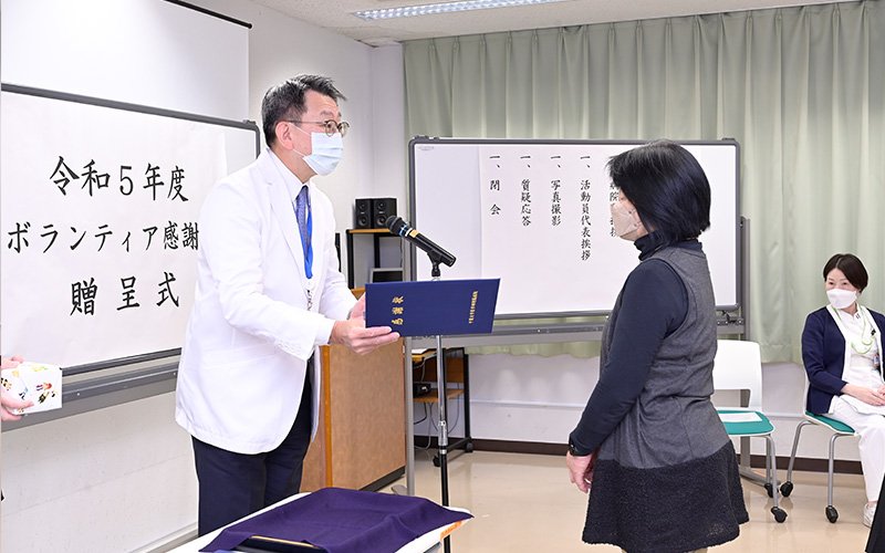 写真:横手病院長より感謝状と記念品が授与されました