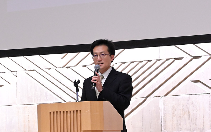 写真:学生に祝辞を述べる三木隆司医学部長