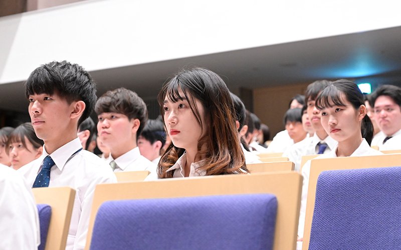 写真：先生方の話を真剣な表情で聴く学生たち