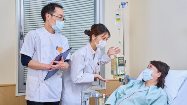 病棟にて患者と面談